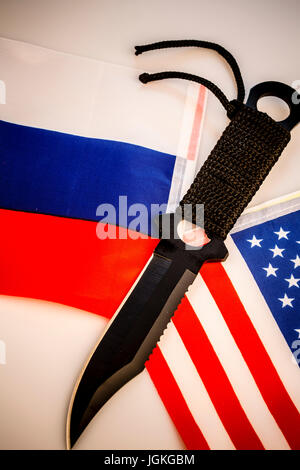 Vereinigte Staaten von Amerika und Russland Fahnen mit Messer - Konflikt des Kalten Krieges Stockfoto