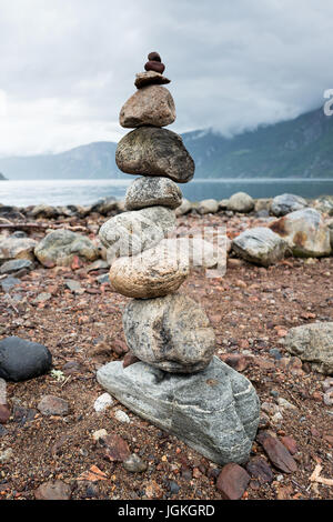 ausgewogene Stapel von Steinen auf Eidfjorden, Norwegen Stockfoto