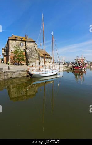 HONFLEUR, FRANKREICH - JUNI 2014; Ansicht von Honfleur, charakteristische Stadt in der Normandie. Stockfoto