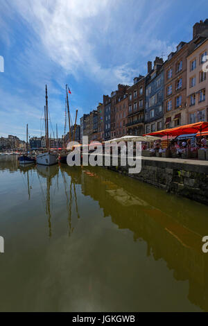 HONFLEUR, FRANKREICH - JUNI 2014; Ansicht von Honfleur, charakteristische Stadt in der Normandie. Stockfoto