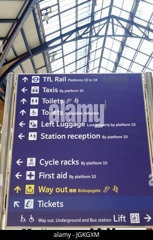 Kunden-Schild am Bahnhof Liverpool Street, London Stockfoto