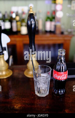 Eine kalte Cola und Eis an einem heißen Sommertag im englischen Restaurant bei 52 Bushfield St, im Herzen der Spitalfields Stockfoto