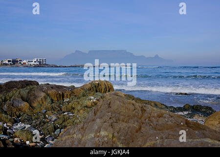 Cape Town, Südafrika.  Smog deckt den Unterlauf des Table Mountain, eines der sieben Weltwunder der Natur. Stockfoto