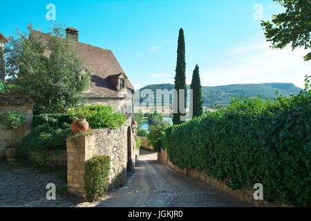 Beynac, Dordogne, Frankreich. Gefeiert Dorf mit seinem Schloss auf der Dordogne dominiert. Stockfoto