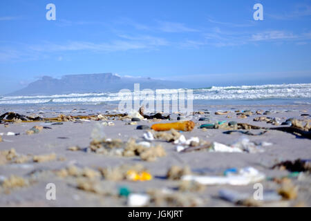 Cape Town, Südafrika. Plastikverschmutzung auf Cape Strände mit dem Tafelberg im Hintergrund. Stockfoto