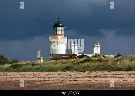 Stadt von Fortrose, Schottland. Malerische Aussicht auf die Alan Stevenson entworfen Chanonry Leuchtturm am Chanonry Point. Stockfoto