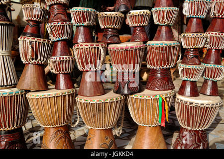 Afrikanische Trommeln für Verkauf, Gambia, Westafrika Stockfoto