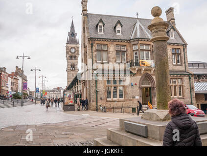 Das alte Rathaus, Markt Kreuz und Town Clock in Darlington, England, Großbritannien Stockfoto