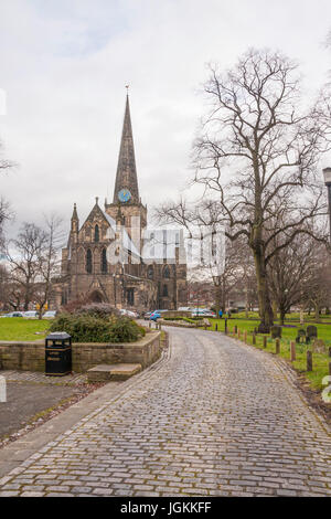 Fußweg bis zur St.Cuthberts Kirche in Darlington, England, UK Stockfoto