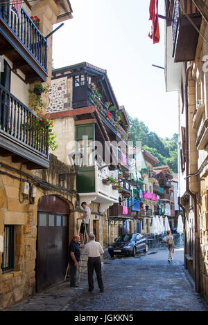 Ein Blick auf die einzige Straße von Pasajes (Spanien), mit seinen bunten Balkonen, typische schmale und Kopfsteinpflaster. Dieses Fischerdorf ist ein muss zu sehen besuchen. Stockfoto