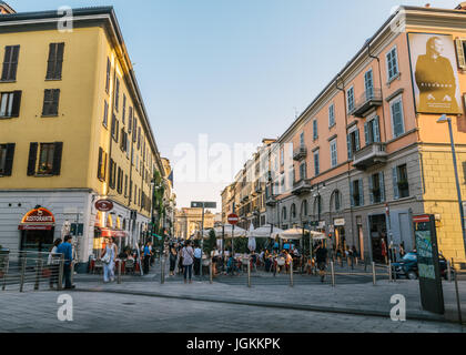 Mailand - 7. Juli 2017: Fußgängerzone Corso Como in Mailand, Italien, ein beliebter Treffpunkt, den berühmten italienischen "Aperitivo" zu genießen Stockfoto