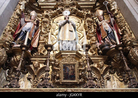 Altarbild in der Clerigos Kirche in Porto (Portugal). Stockfoto