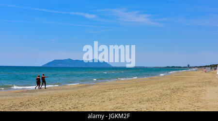 Zwei Menschen, die fast menschenleeren Sandy mediterranen Strand entlang, Italien. Stockfoto