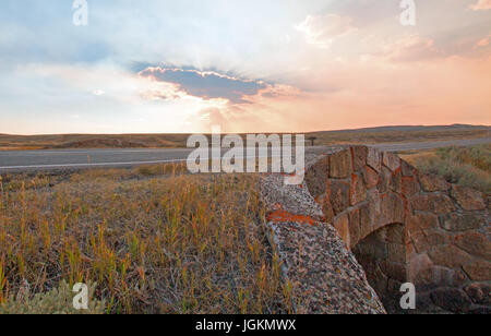 Strahlen der Sonne Sonnenuntergang Wolken Hayden Valley am steinernen Brücke Elch Geweih Creek den Yellowstone River in den Yellowstone National Park in Wyoming USA trifft Stockfoto