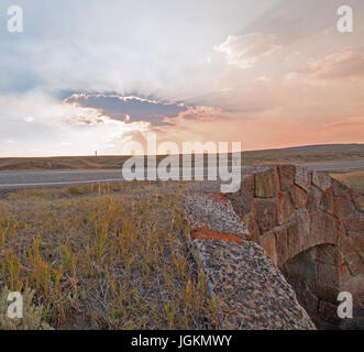 Strahlen der Sonne Sonnenuntergang Wolken Hayden Valley am steinernen Brücke Elch Geweih Creek den Yellowstone River in den Yellowstone National Park in Wyoming USA trifft Stockfoto