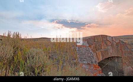 Strahlen der Sonne Sonnenuntergang Wolken Hayden Valley am steinernen Brücke Elch Geweih Creek den Yellowstone River in den Yellowstone National Park in Wyoming USA trifft Stockfoto