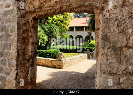 DUBROVNIK/KROATIEN - 28. JUNI 2017: Benediktinerkloster und der Botanischen Gärten auf der Insel Lokrum. Es hat als der Satz 'Game of Thrones' verwendet. Stockfoto