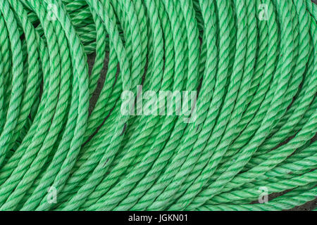 Spulenteil des neuen Fischerseils auf der Quayside am Newquay Harbour, Cornwall. Metapher "genug Seil gegeben". Nahaufnahme des Seils. Stockfoto