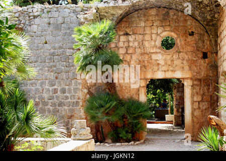 DUBROVNIK/KROATIEN - 28. JUNI 2017: Benediktinerkloster und der Botanischen Gärten auf der Insel Lokrum. Es hat als der Satz 'Game of Thrones' verwendet. Stockfoto