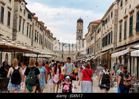 DUBROVNIK/Kroatien - 28. Juni 2017: Touristen zu Fuß durch Stradun, die Hauptstraße der Altstadt von Dubrovnik. Die Stadt ist Kroatiens beliebtesten touristischen Stockfoto