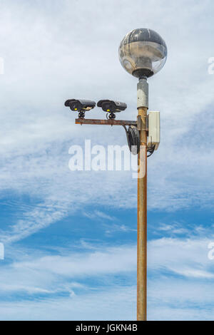 CCTV-Überwachungskameras auf Lamp Post montiert. Große Metapher' sie', 1984, Terrorismus Angst, & Masse Überwachung, Datenschützer Stockfoto