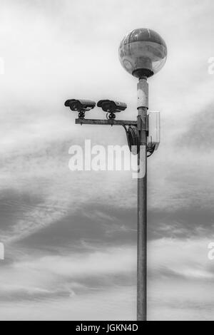 CCTV-Überwachungskameras auf Lamp Post montiert. Große Metapher' sie', 1984, Terrorismus Angst, & Masse Überwachung, Datenschützer Stockfoto