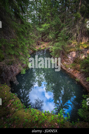 Alte und historische voll mir mit grünlicher jade Farbe Wasser in der Mitte des Waldes. Diese Mine ist mehr als 500 hundert Jahre alt. Stockfoto