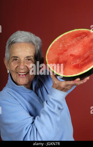 ältere Frau mit Wassermelone Stockfoto