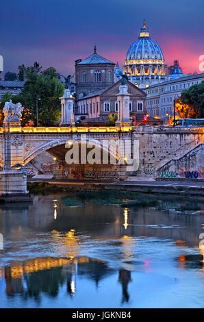 Die Kuppel der St. Peter Basilika und Ponte Vittorio Emanuele II, wie gesehen von Ponte Sant'Angelo, Rom, Italien. Stockfoto