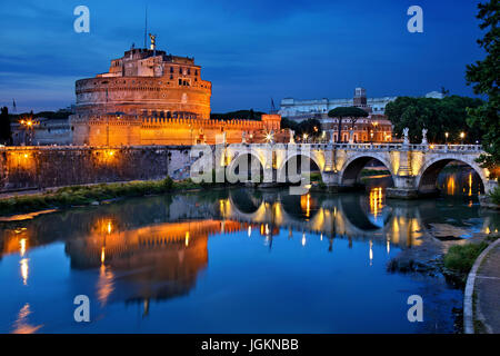 Nacht fiel über Tiber, Castel Sant'Angelo und Ponte Sant'Angelo, Rom, Italien Stockfoto