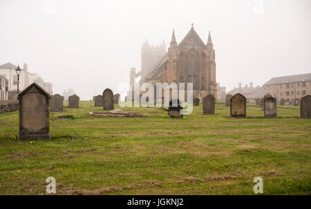 Kirche und Friedhof auf der Landzunge bei Hartlepool, England, UK an einem nebeligen Tag St. Hilda Stockfoto