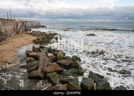 Die Landzunge bei Hartlepool, England, UK mit den Wellen, die gegen die Felsen und Mauern Stockfoto