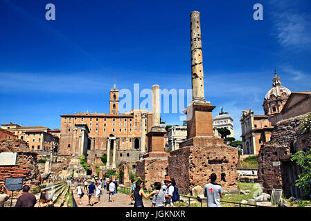 Wandern auf Via Sacra (Heilige Straße) in Richtung Kapitol, Forum Romanum, Rom, Italien. Stockfoto