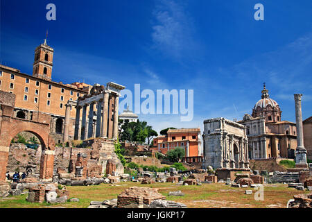 Der Templo Saturn (Tempio di Saturno-links) und der Triumphbogen des Septimius Severus (Arco di Settimio Severo - Righ), Roman Forum, Rom, Italien. Stockfoto