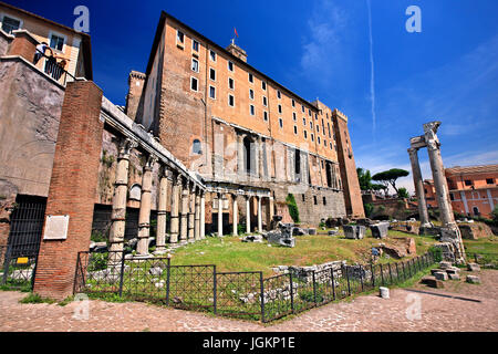 Die Säulenhalle des harmonischen Götter und der Tempel des Vespasian und Titus (hinten) am Fuße des Kapitolinischen Hügels, Roman Forum, Rom, Italien. Stockfoto