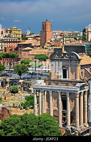 Der Tempel von Antonino und Faustina (Tempio di Antonino e Faustina), Via Sacra, Forum Romanum, Rom, Italien. Stockfoto