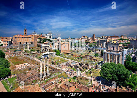 Panoramasicht auf das Forum Romanum, das "Herzstück" des römischen Reiches, von Orti Farnesiani (Farnesiani Garten), auf dem Palatin, Rom, Italien. Stockfoto