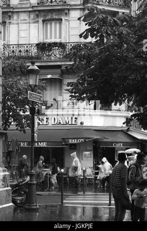 PARIS, Frankreich – 12. August 2006: Straßen von Paris. Ansichten. 12. August 2006. Paris, Frankreich. Stockfoto