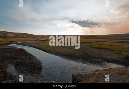 Sonnenuntergang Wolke Sonnenstrahlen am Elch Geweih-Bach und Yellowstone River im Hayden Valley im Yellowstone National Park in Wyoming USA Stockfoto