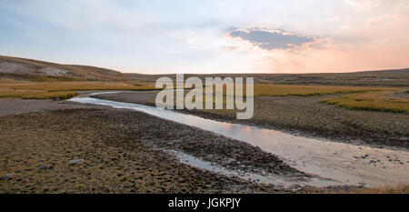 Sonnenuntergang Wolke Sonnenstrahlen am Elch Geweih-Bach und Yellowstone River im Hayden Valley im Yellowstone National Park in Wyoming USA Stockfoto