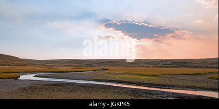 Sonnenuntergang Wolke Sonnenstrahlen am Elch Geweih-Bach und Yellowstone River im Hayden Valley im Yellowstone National Park in Wyoming USA Stockfoto