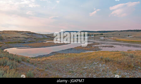 Sonnenuntergang am Elch Geweih Creek und Yellowstone River im Hayden Valley im Yellowstone National Park in Wyoming USA Stockfoto