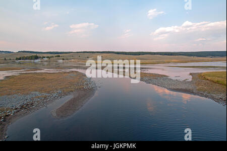 Sonnenuntergang am Elch Geweih Creek und Yellowstone River im Hayden Valley im Yellowstone National Park in Wyoming USA Stockfoto