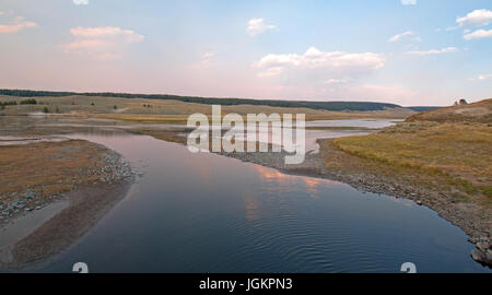 Sonnenuntergang am Elch Geweih Creek und Yellowstone River im Hayden Valley im Yellowstone National Park in Wyoming USA Stockfoto