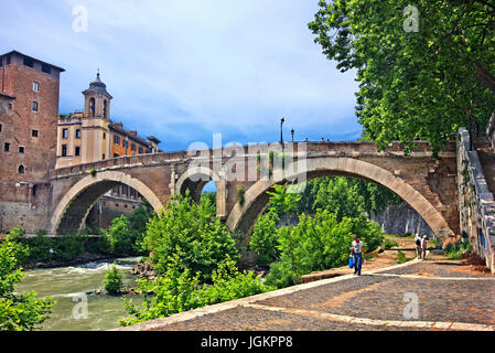 Die Pons Fabricius (Italienisch: Ponte Fabricio, was bedeutet, dass "Fabricius 'Brücke') oder Ponte dei Quattro Capi, ist das älteste römische Brücke in Rom, Italien Stockfoto