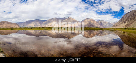 Himalaya-Gebirge spiegelt sich in einem kleinen See im Nubra Valley in Ladakh, Indien Stockfoto