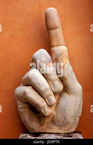 Teil einer riesigen, 12 Meter hoch, Statue des Kaisers Konstantin, im Innenhof des Palazzo dei Conservatori, Capitonine Museen, Rom, Italien. Stockfoto