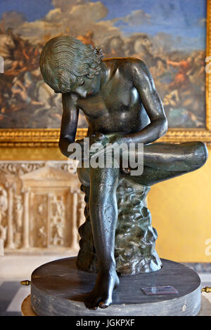 Die Spinario (Boy mit Dorn), auch genannt Fedele (Fedelino), im Sala dei Trionfi, Palazzo dei Conservatori, Kapitolinische Museen, Rom, Italien. Stockfoto