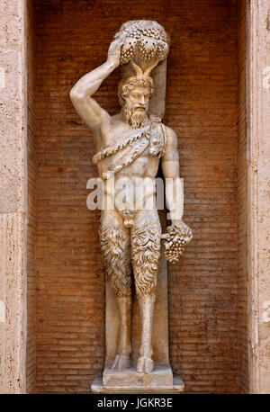 Statue von einem Satyr in einem Innenhof des Palazzo Nuovo, die Kapitolischen Museen, Rom, Italien. Stockfoto