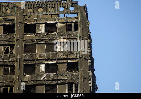 LONDON, UK - 5. Juli 2017: Teil der oberen Stockwerke des Grenfell Tower Blocks von Sozialwohnungen, in denen mindestens 80 Menschen gedacht werden, um Ki gewesen Stockfoto